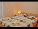 Apartmaji in sobe Ljuba - 130 meter from sea SA1(2), SA2(2+1), SA6(2+1), A4(2+1), R3(2+1), R7(2+1) Makarska - Riviera Makarska  - Studio apartma - SA2(2+1): spalnica