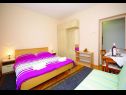 Apartmaji in sobe Ljuba - 130 meter from sea SA1(2), SA2(2+1), SA6(2+1), A4(2+1), R3(2+1), R7(2+1) Makarska - Riviera Makarska  - Studio apartma - SA6(2+1): spalnica