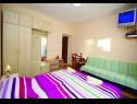 Apartmaji in sobe Ljuba - 130 meter from sea SA1(2), SA2(2+1), SA6(2+1), A4(2+1), R3(2+1), R7(2+1) Makarska - Riviera Makarska  - Studio apartma - SA6(2+1): spalnica