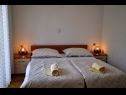 Apartmaji in sobe Ljuba - 130 meter from sea SA1(2), SA2(2+1), SA6(2+1), A4(2+1), R3(2+1), R7(2+1) Makarska - Riviera Makarska  - Apartma - A4(2+1): spalnica