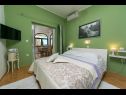 Apartmaji Palmina - comfort apartment: A1 veliki (6),  A2 žuti (4+1), A3 lila (2), SA4 bijeli (2) Makarska - Riviera Makarska  - Apartma -  A2 žuti (4+1): spalnica