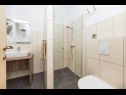 Apartmaji Dolo - in centre: A1(5), A2(5) Makarska - Riviera Makarska  - Apartma - A2(5): kopalnica s straniščem