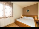 Apartmaji Dolo - in centre: A1(5), A2(5) Makarska - Riviera Makarska  - Apartma - A2(5): spalnica