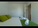 Apartmaji Mario - with terace: A1(2+2), A2(4), A3(2+2) Makarska - Riviera Makarska  - Apartma - A2(4): spalnica