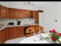 Apartmaji Angel - nice garden: A1(4), SA(2) Makarska - Riviera Makarska  - Apartma - A1(4): kuhinja in jedilnica