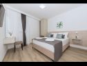Apartmaji Mari - 40m from the beach: A1(4+2) , A2(2+2), A3(2+2), A4(2+2), A5(2+2), A6(4+2) Makarska - Riviera Makarska  - Apartma - A1(4+2) : spalnica