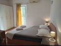 Apartmaji Viki - seaview & garden terrace: A1(6) Makarska - Riviera Makarska  - Apartma - A1(6): spalnica