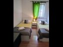 Apartmaji Viki - seaview & garden terrace: A1(6) Makarska - Riviera Makarska  - Apartma - A1(6): spalnica