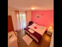 Apartmaji Bogomir - 80 m from beach: A1(4+1) Podgora - Riviera Makarska  - Apartma - A1(4+1): spalnica