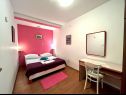 Apartmaji Bogomir - 80 m from beach: A1(4+1) Podgora - Riviera Makarska  - Apartma - A1(4+1): spalnica