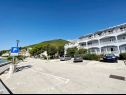 Apartmaji Tomo - 10 m from beach: A1(2+2), SA2(2) Zaostrog - Riviera Makarska  - parkirišče