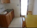 Apartmaji Drago - 50 m from sea: A2(2+2) Betina - Otok Murter  - Apartma - A2(2+2): kuhinja in jedilnica