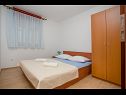 Apartmaji Petar - free parking A1(3+1), A2(5) Dugi Rat - Riviera Omiš  - Apartma - A2(5): spalnica