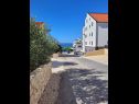 Apartmaji Mare - 50 m from beach: A1 Mijo (6+1), A2 Petar (2+2), A3 Katja (2+2) Mandre - Otok Pag  - podrobnost (hiša in okolica)
