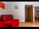 Apartmaji Nada- sea view: A1 - Ljubičasti (4+2), A2 - Crveni (4+2) Banjol - Otok Rab  - Apartma - A2 - Crveni (4+2): hodnik