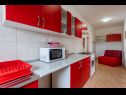 Apartmaji Nada- sea view: A1 - Ljubičasti (4+2), A2 - Crveni (4+2) Banjol - Otok Rab  - Apartma - A2 - Crveni (4+2): kuhinja