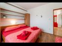 Apartmaji Nada- sea view: A1 - Ljubičasti (4+2), A2 - Crveni (4+2) Banjol - Otok Rab  - Apartma - A2 - Crveni (4+2): spalnica