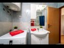 Apartmaji Nada- sea view: A1 - Ljubičasti (4+2), A2 - Crveni (4+2) Banjol - Otok Rab  - Apartma - A2 - Crveni (4+2): kopalnica s straniščem