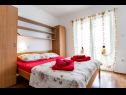 Apartmaji Nada- sea view: A1 - Ljubičasti (4+2), A2 - Crveni (4+2) Banjol - Otok Rab  - Apartma - A2 - Crveni (4+2): spalnica