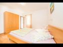 Apartmaji Niki - 70m from the sea: A1(4+1), A2(4+1), A3(4), SA4(2+1) Kampor - Otok Rab  - Apartma - A2(4+1): spalnica