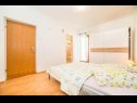 Apartmaji Niki - 70m from the sea: A1(4+1), A2(4+1), A3(4), SA4(2+1) Kampor - Otok Rab  - Apartma - A2(4+1): spalnica