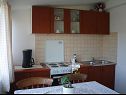 Apartmaji in sobe Mila - yard: A1(4+1), R1(2+1), R2(2) Supetarska Draga - Otok Rab  - Apartma - A1(4+1): kuhinja in jedilnica