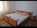 Apartmaji Irena - 100 m from sea: A1(7+1) Supetarska Draga - Otok Rab  - Apartma - A1(7+1): spalnica