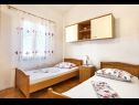 Apartmaji Branka - 30 m from beach: A1 zeleni(4+1), A2 žuti(4+1) Zaliv Kanica (Rogoznica) - Riviera Šibenik  - Hrvaška  - Apartma - A2 žuti(4+1): spalnica