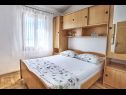Apartmaji Branka - 30 m from beach: A1 zeleni(4+1), A2 žuti(4+1) Zaliv Kanica (Rogoznica) - Riviera Šibenik  - Hrvaška  - Apartma - A2 žuti(4+1): spalnica