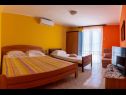 Apartmaji Dari - near beach: A1(7), SA2(2), SA3(2) Rogoznica - Riviera Šibenik  - Apartma - A1(7): spalnica