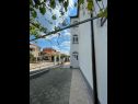 Apartmaji Tea - parking and grill, 100 m from sea A1(2+1), SA2(2), SA3(2), A4(4+2) Rogoznica - Riviera Šibenik  - dvorišče (hiša in okolica)