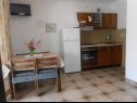 Apartmaji Desy - free parking & BBQ: SA1(2+2), SA2(2+2), A3(4+2) Srima - Riviera Šibenik  - Studio apartma - SA1(2+2): kuhinja in jedilnica