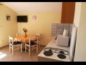Apartmaji Marija - 100 m from beach: A1(4), A2(4), A3(4), A4(3), A5(2+1) Tribunj - Riviera Šibenik  - Apartma - A2(4): kuhinja in jedilnica
