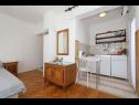 Apartmaji Slavka - free parking & BBQ: SA1(2), SA2(2+1), SA3(3), A4(4+1) Tribunj - Riviera Šibenik  - Studio apartma - SA2(2+1): kuhinja in jedilnica