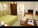 Apartmaji Araz - parking and barbecue: A1(4+1), A2(3) Vodice - Riviera Šibenik  - Apartma - A2(3): spalnica