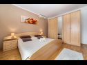 Apartmaji Goge - modern: A1(6), A2(5) Vodice - Riviera Šibenik  - Apartma - A2(5): spalnica