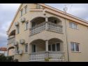 Apartmaji Budi - near sandy beach A1(4), A2(4), A3(4) Vodice - Riviera Šibenik  - hiša