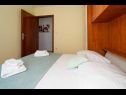 Apartmaji Ivan - 60 m from sea: A1(4) Nečujam - Otok Šolta  - Apartma - A1(4): spalnica