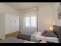 Apartmaji Vana - 400 m from beach: A1(4+1) Kaštel Novi - Riviera Split  - Apartma - A1(4+1): spalnica