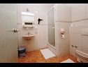 Apartmaji in sobe Anka - with open jacuzzi: SA4(2), SA2(2), R1(2), R3(2), R5(2) Podstrana - Riviera Split  - Soba - R3(2): kopalnica s straniščem