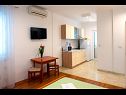 Apartmaji Robi - 50m from beach SA2(2+1), SA4(2+1), R1(2), R3(2) Podstrana - Riviera Split  - Studio apartma - SA4(2+1): kuhinja in jedilnica