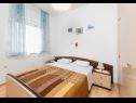 Apartmaji Knez 1 - 50 m from beach: A3(4) Podstrana - Riviera Split  - Apartma - A3(4): spalnica