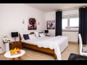 Apartmaji in sobe Anka - with open jacuzzi: SA4(2), SA2(2), R1(2), R3(2), R5(2) Podstrana - Riviera Split  - Studio apartma - SA4(2): interijer