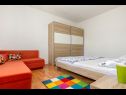 Apartmaji Jurica - 300 m from sea: A1 Lea(2+1), A2 Roko(2+1) Split - Riviera Split  - Apartma - A1 Lea(2+1): spalnica