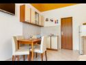 Apartmaji Jurica - 300 m from sea: A1 Lea(2+1), A2 Roko(2+1) Split - Riviera Split  - Apartma - A1 Lea(2+1): kuhinja in jedilnica