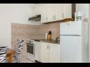Apartmaji Jurica - 300 m from sea: A1 Lea(2+1), A2 Roko(2+1) Split - Riviera Split  - Apartma - A2 Roko(2+1): kuhinja in jedilnica