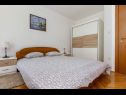Apartmaji Jurica - 300 m from sea: A1 Lea(2+1), A2 Roko(2+1) Split - Riviera Split  - spalnica