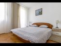 Apartmaji Jurica - 300 m from sea: A1 Lea(2+1), A2 Roko(2+1) Split - Riviera Split  - spalnica