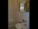 Apartmaji Pero - 70m from the sea: A1(6), A2(2) Marina - Riviera Trogir  - Apartma - A2(2): kopalnica s straniščem