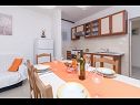 Apartmaji Vin - 40 m from sea: A1 (4+1), A2 (2+2), A3 (2+2) Seget Donji - Riviera Trogir  - Apartma - A1 (4+1): kuhinja in jedilnica